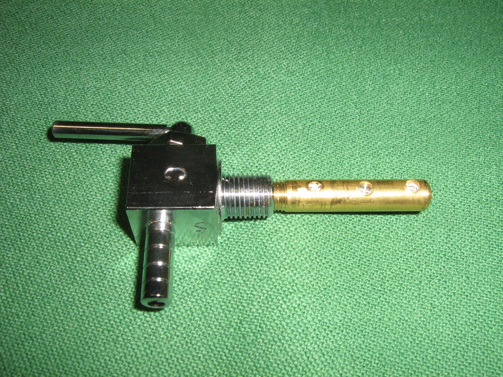 Rubinetto Q16 codulo opposto, passo 10x1 con riserva Rubinetto Q16 codulo opposto, passo 10x1 con riserva